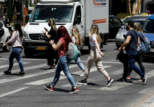 Κορωνοϊός στην Ελλάδα: Η διάμεση ηλικία νέων κρουσμάτων έπεσε κάτω από τα 40 για πρώτη φορά