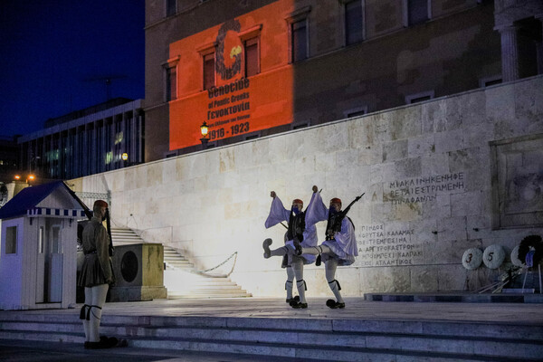 βουλή και Λευκός Πύργος φωταγωγήθηκαν για την ημέρα μνήμης της Γενοκτονίας των Ποντίων