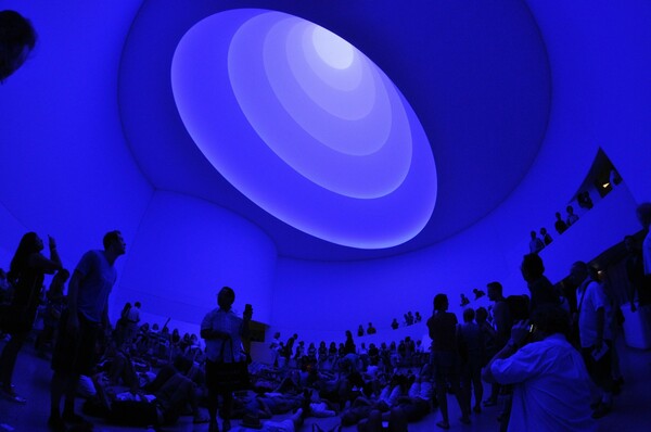 James Turrell: Ο μεγάλος λάτρης του φωτός, ο καλλιτέχνης της μεγάλης ουτοπίας