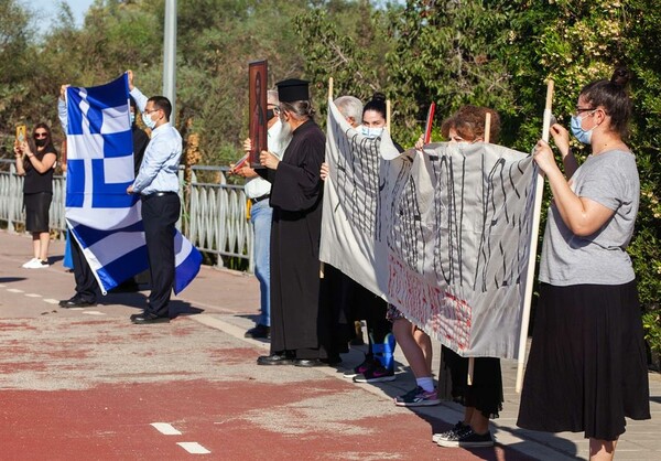 El Diablo: Νέες διαμαρτυρίες με σταυρούς και εικόνες στην Κύπρο έξω από το ΡΙΚ