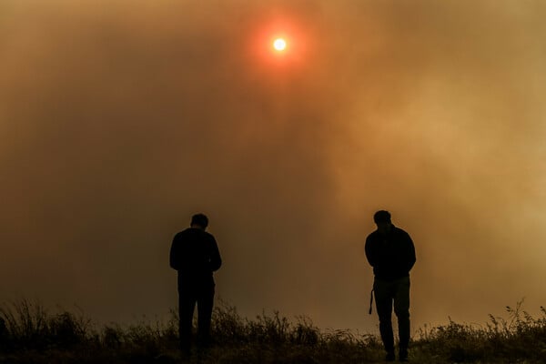 Φωτιά στο Σχίνο: Ο καπνός «έπνιξε» την Αττική - Δέκα φορές πιο τοξική η ατμόσφαιρα