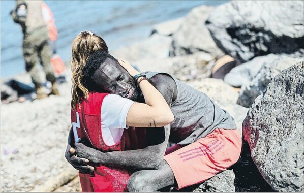 Στόχος απειλών και προσβολών η εθελόντρια που αγκάλιασε αποκαμωμένο μετανάστη - «Δεν θα αφήσουμε το μίσος να νικήσει»