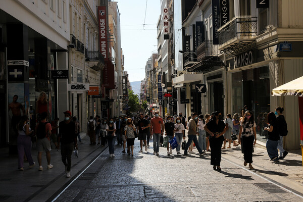 Κυριακή με ανοιχτά καταστήματα: Άλλοι γέμισαν τις παραλίες κι άλλοι προτίμησαν τα μαγαζιά (Εικόνες)