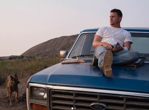 Ο Channing Tatum ποζάρει γυμνός για να προετοιμάσει τη μαμά του για την νέα ταινία