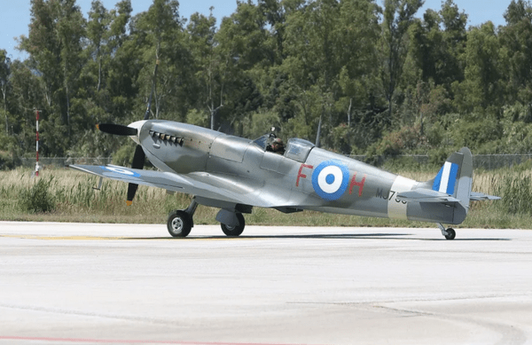 Στο Τατόι το Spitfire MJ755: Ξανά στους ελληνικούς αιθέρες μετά 68 χρόνια το μαχητικό του Β' Παγκοσμίου