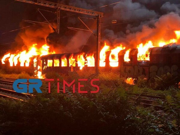 Θεσσαλονίκη: Φωτιά σε εγκαταλελειμμένα βαγόνια του ΟΣΕ