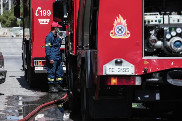 Φωτιά σε εγκαταλειμμένο κτίριο στην Αγίου Κωνσταντίνου – Διακοπή κυκλοφορίας