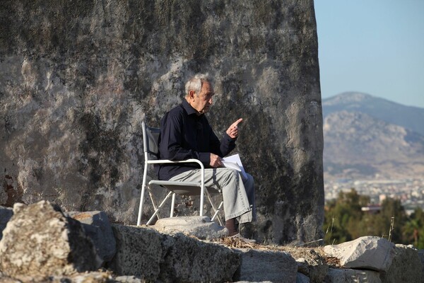 Ο 93χρονος Γιάννης Βογιατζής διαβάζει την Ελληνική Νομαρχία σε σκηνοθεσία Βίκτωρα Αρδίττη