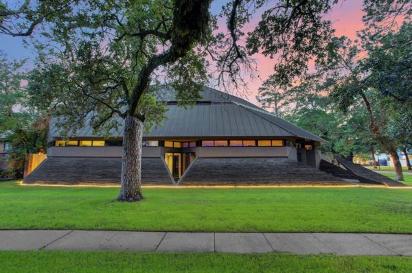 'Darth Vader House' hits the market for .3 million