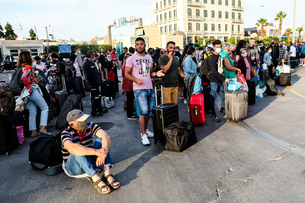 Απεργία στα πλοία: Ουρές στο λιμάνι του Πειραιά - «Δεν αλλάζουμε τον απεργιακό μας σχεδιασμό» λέει η ΠΕΝΕΝ