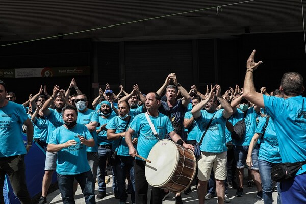 Απεργία ΓΣΕΕ-ΑΔΕΔΥ: Εικόνες από την πορεία κατά του εργασιακού νομοσχεδίου- Παρόντες Τσίπρας, Κουτσούμπας, Βαρουφάκης, Γεννηματά