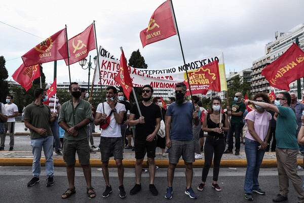 Απεργία ΓΣΕΕ-ΑΔΕΔΥ: Εικόνες από την πορεία κατά του εργασιακού νομοσχεδίου- Παρόντες Τσίπρας, Κουτσούμπας, Βαρουφάκης, Γεννηματά