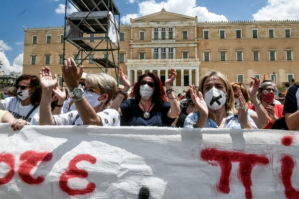 Απεργία ΓΣΕΕ-ΑΔΕΔΥ: Εικόνες από την πορεία κατά του εργασιακού νομοσχεδίου- Παρόντες Τσίπρας, Κουτσούμπας, Βαρουφάκης, Γεννηματά