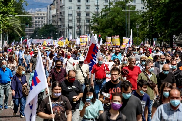 Απεργία ΓΣΕΕ-ΑΔΕΔΥ: Εικόνες από την πορεία κατά του εργασιακού νομοσχεδίου- Παρόντες Τσίπρας, Κουτσούμπας, Βαρουφάκης, Γεννηματά