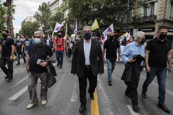 Απεργία ΓΣΕΕ-ΑΔΕΔΥ: Εικόνες από την πορεία κατά του εργασιακού νομοσχεδίου- Παρόντες Τσίπρας, Κουτσούμπας, Βαρουφάκης, Γεννηματά