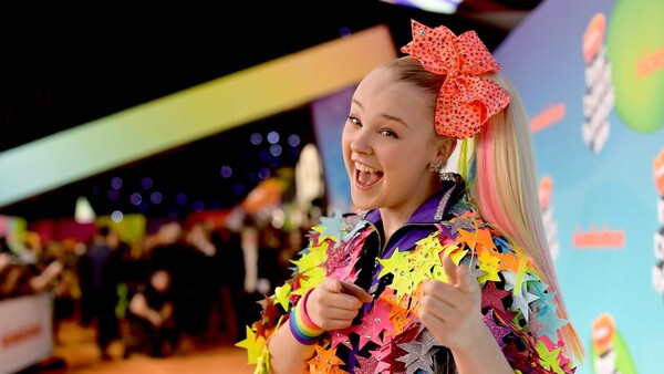 Τέλος οι φιόγκοι για την JoJo Siwa: «Ήταν πιο δύσκολο να το πω στη μαμά μου από το coming out»