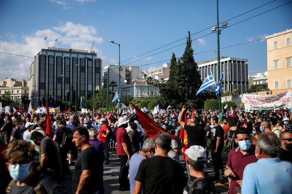 Σε εξέλιξη συγκεντρώσεις διαμαρτυρίας στο Σύνταγμα- Κλειστοί οι δρόμοι στο κέντρο της Αθήνας [ΕΙΚΟΝΕΣ]