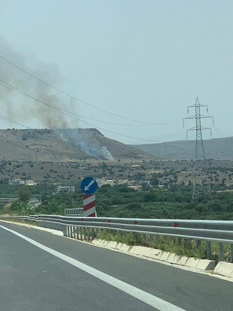 Κρήτη: Μαίνεται η φωτιά στις Γούβες- Πληροφορίες για μικροεκρήξεις στο πεδίο βολής