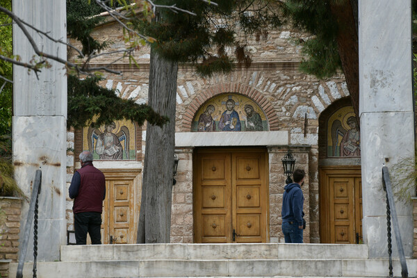 Μονή Πετράκη: Επίθεση με καυστικό υγρό σε μητροπολίτες - Οδηγούνται στο νοσοκομείο