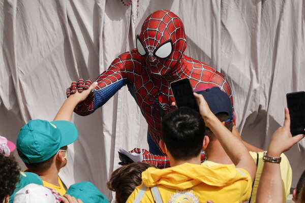 Ο Spiderman συνάντησε τον Πάπα Φραγκίσκο και του έκανε δώρο μια μάσκα