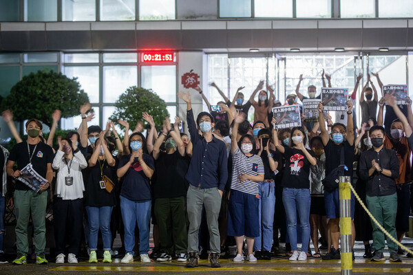Τελευταίο φύλλο για την Apple Daily: «Οι πολίτες του Χονγκ Κονγκ λένε ένα οδυνηρό αντίο υπό βροχή» [ΕΙΚΟΝΕΣ&ΒΙΝΤΕΟ]
