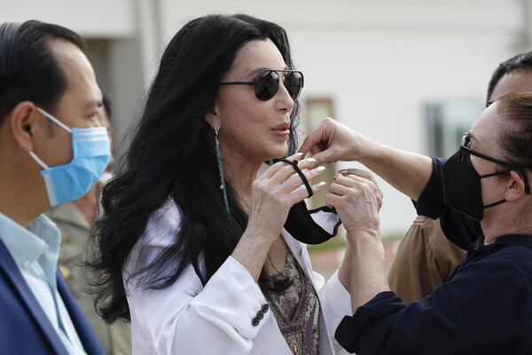 Η Cher έκανε ντεμπούτο στο TikTok (με κοστούμι και περούκες) για το Pride