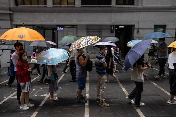  Hong Kong police arrest senior Apple Daily journalist at airport