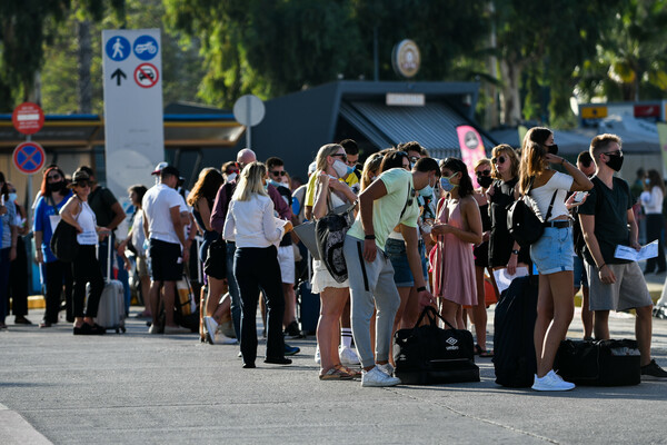 Μόνο με Green Pass και μοριακό ή Rapid test στα νησιά από Δευτέρα-Μία ώρα νωρίτερα στα λιμάνια οι επιβάτες 