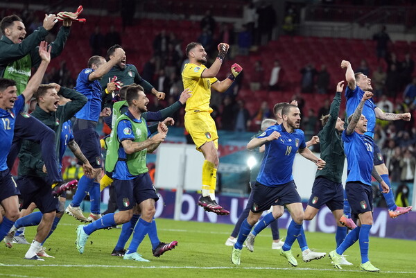 Euro 2020: Στον τελικό η Ιταλία - Έξαλλοι πανηγηρισμοί από τους φίλους της «σκουάντρα ατζούρα»