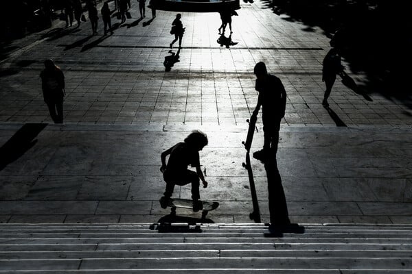 Κορωνοϊός: Η διάμεση ηλικία νέων κρουσμάτων έπεσε στα 23 έτη - Παπαευαγγέλου: Νέα έξαρση της επιδημίας