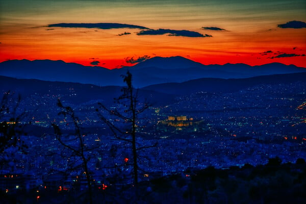 Όταν ο ήλιος δύει στην Αθήνα: Ο βράχος της Ακρόπολης «πάνω» από την πόλη καθώς οι ακτίνες σβήνουν