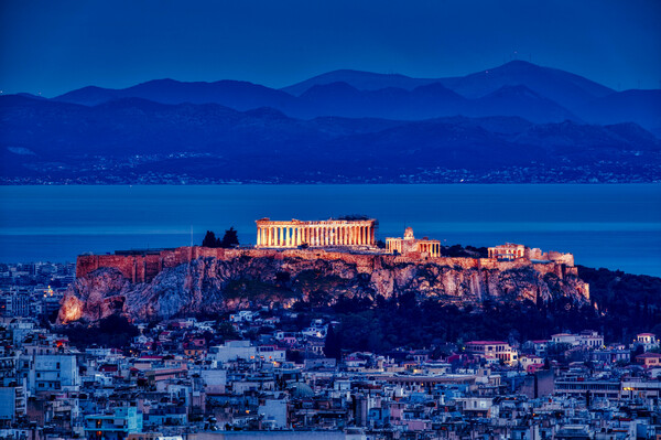 Όταν ο ήλιος δύει στην Αθήνα: Ο βράχος της Ακρόπολης «πάνω» από την πόλη καθώς οι ακτίνες σβήνουν