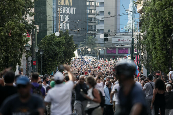 Συγκεντρώσεις διαμαρτυρίας κατά του υποχρεωτικού εμβολιασμού και των «διαχωρισμών» σε Σύνταγμα και Ομόνοια