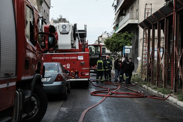 Φωτιά σε μονοκατοικία στο Χαλάνδρι - Εντοπίστηκε άνδρας χωρίς τις αισθήσεις του 