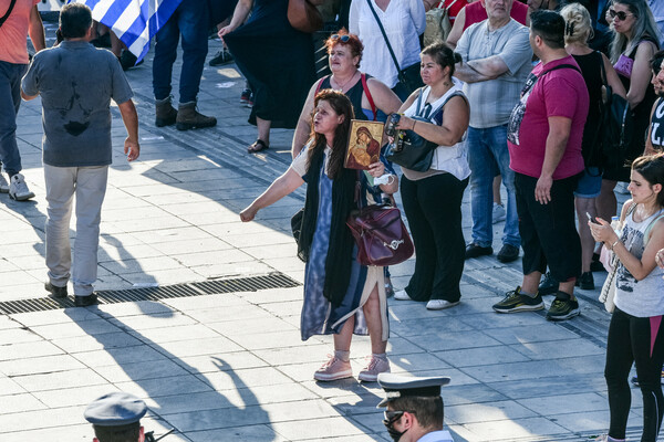 Συγκεντρώσεις διαμαρτυρίας λάβαρα και εικόνες κατά του υποχρεωτικού εμβολιασμού