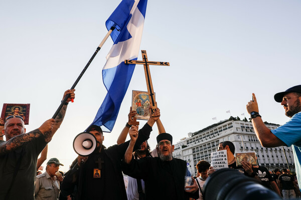 Συγκεντρώσεις διαμαρτυρίας λάβαρα και εικόνες κατά του υποχρεωτικού εμβολιασμού