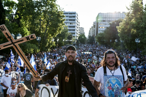 Συγκεντρώσεις διαμαρτυρίας λάβαρα και εικόνες κατά του υποχρεωτικού εμβολιασμού