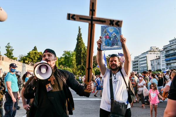 Συγκεντρώσεις διαμαρτυρίας λάβαρα και εικόνες κατά του υποχρεωτικού εμβολιασμού