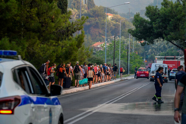 Σάμος: Μαίνεται ανεξέλεγκτη η φωτιά - Εκκενώθηκαν κατοικίες και ξενοδοχεία (Φωτογραφίες)