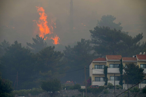 Φωτιά στη Σάμο: Ολονύχτια μάχη με τις φλόγες- Ενισχύονται οι πυροσβεστικές δυνάμεις