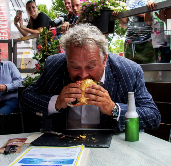 «Το πιο ακριβό μπέργκερ του πλανήτη» με wagyu, καβούρι και χαβιάρι κοστίζει 5.964 δολάρια