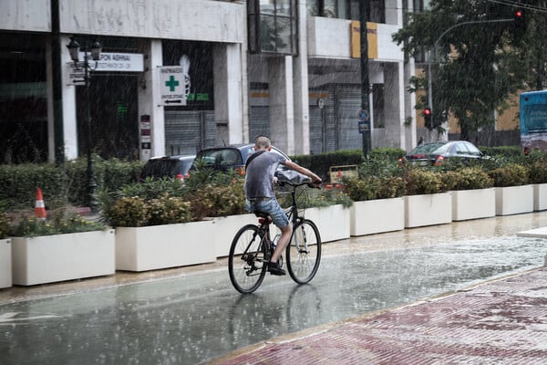 Άστατος ο καιρός με βροχές και καταιγίδες - Πού αναμένονται έντονα τα φαινόμενα 