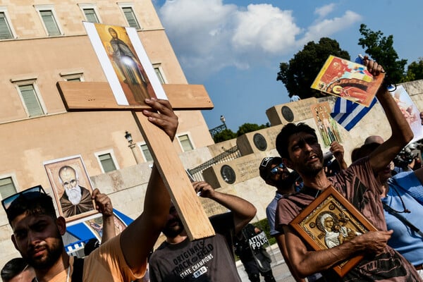 Τραυματίας στα Προπύλαια- Ένταση και χημικά στη συγκέντρωση κατά του υποχρεωτικού εμβολιασμού στο Σύνταγμα