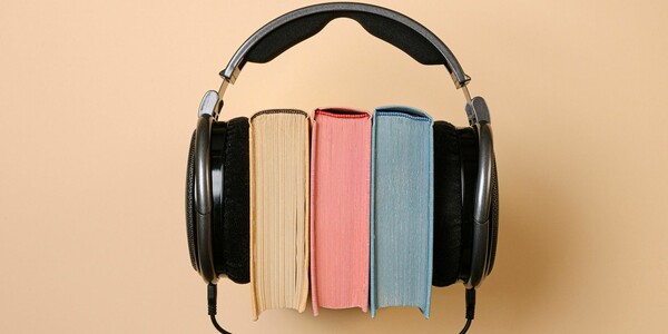 Εξισώνεται ο ΦΠΑ των e-books και των audio books στο 6%