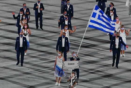 Τόκιο 2020: Η είσοδος της ελληνικής ομάδας στο Ολυμπιακό Στάδιο με σημαιοφόρους Πετρούνια και Κορακάκη