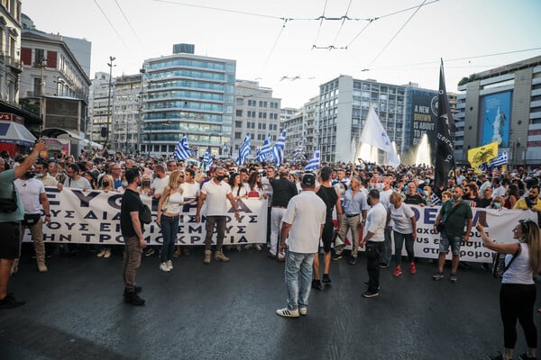 Αθήνα: Χιλιάδες διαδηλωτές στην πορεία κατά του υποχρεωτικού εμβολιασμού και των «διαχωρισμών»