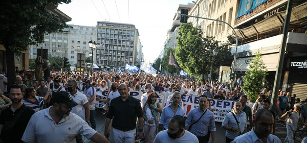 Αθήνα: Χιλιάδες διαδηλωτές στην πορεία κατά του υποχρεωτικού εμβολιασμού και των «διαχωρισμών»