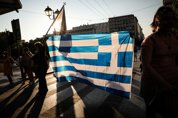 Αθήνα: Χιλιάδες διαδηλωτές στην πορεία κατά του υποχρεωτικού εμβολιασμού και των «διαχωρισμών»