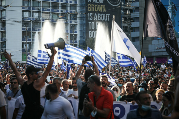 Ένταση και χημικά στο Σύνταγμα μετά την πορεία κατά του υποχρεωτικού εμβολιασμού και των «διαχωρισμών»