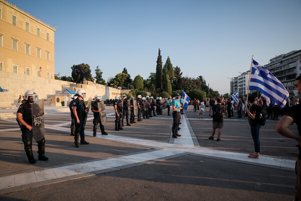 Αθήνα: Χιλιάδες διαδηλωτές στην πορεία κατά του υποχρεωτικού εμβολιασμού και των «διαχωρισμών»